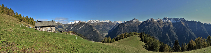 Dalla Baita Quedro (1800 m) sul sent. 117 stupenda vista verso le cime orobiche dell'alta Val Brembana